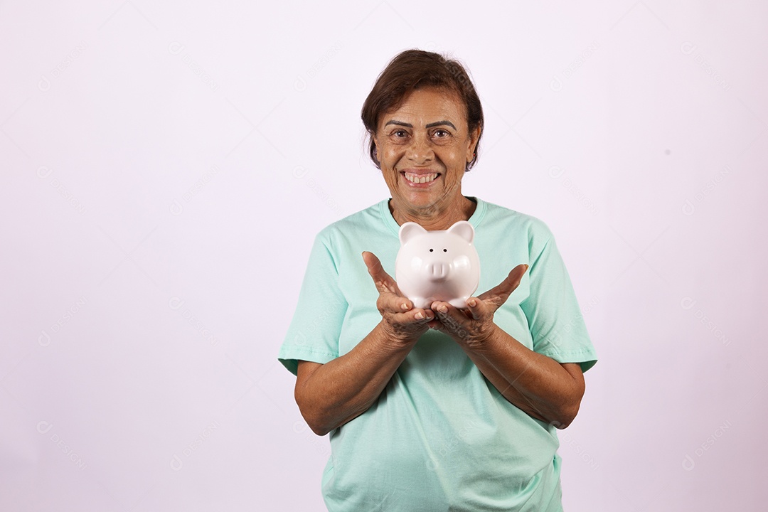 Mulher idosa morena segurando cofrinho sobre fundo isolado