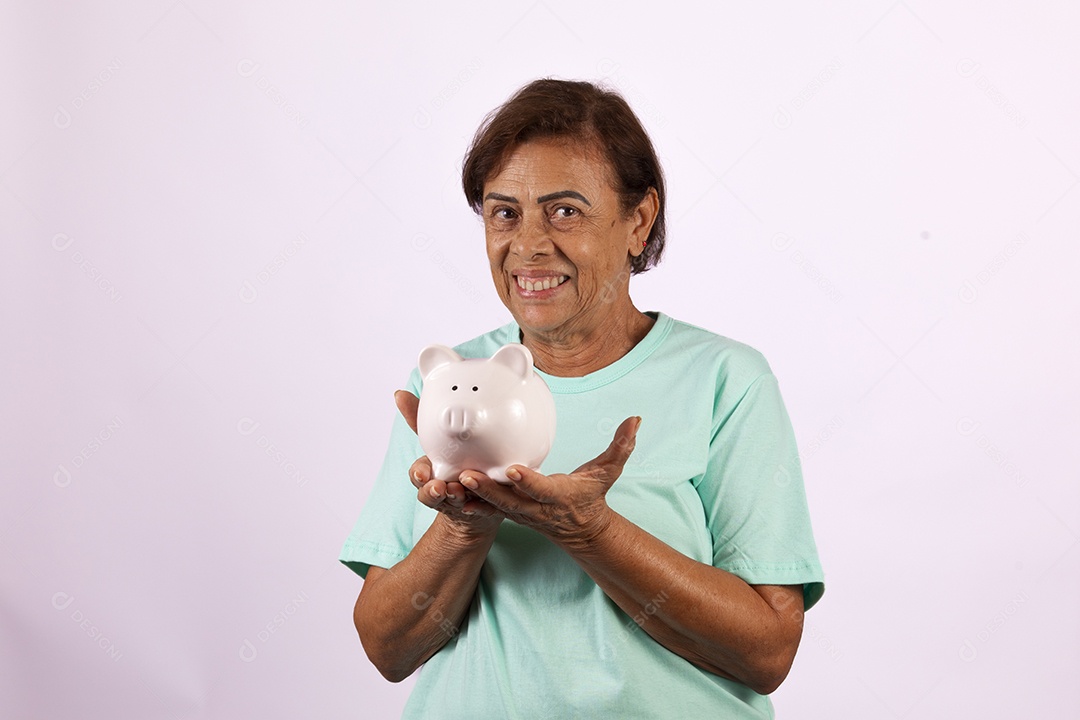 Mulher idosa morena segurando cofrinho sobre fundo isolado