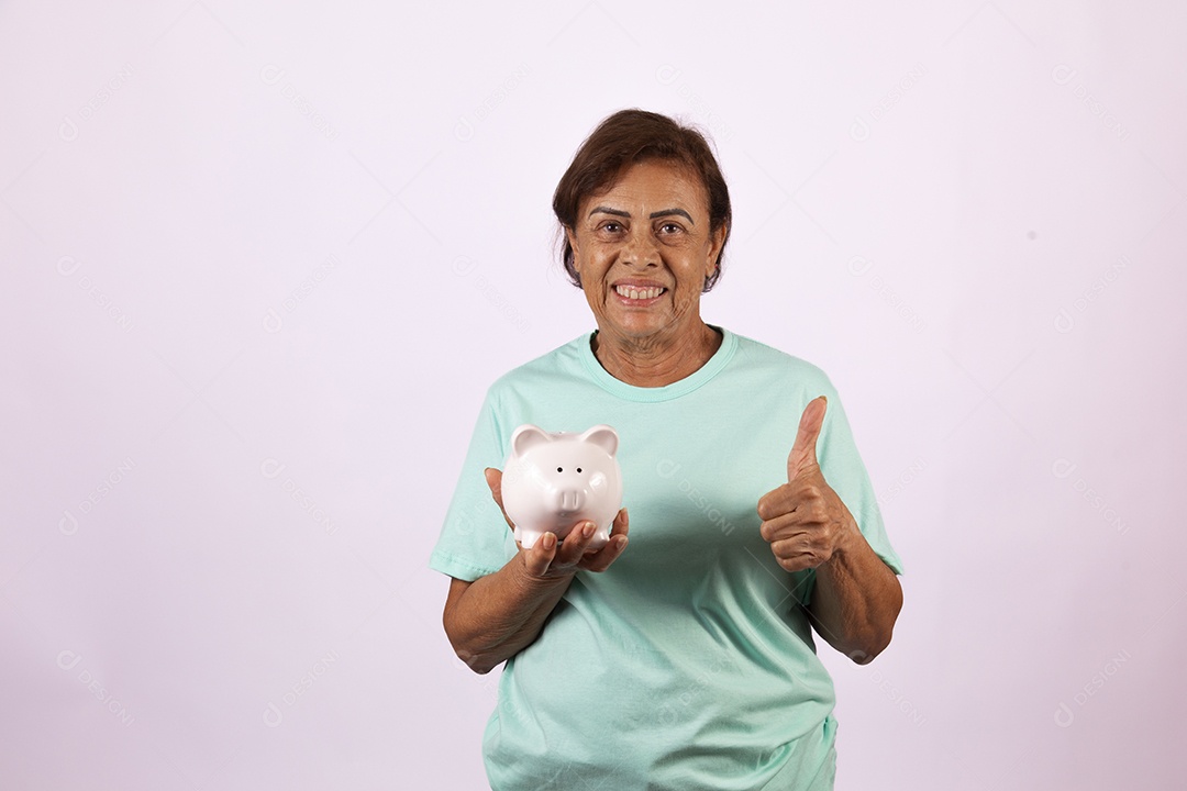 Mulher idosa morena segurando cofrinho sobre fundo isolado