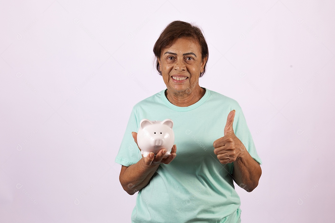 Mulher idosa morena segurando cofrinho sobre fundo isolado