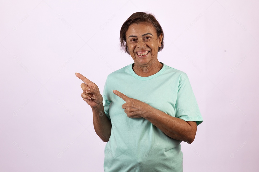 Mulher idosa morena sobre fundo isolado