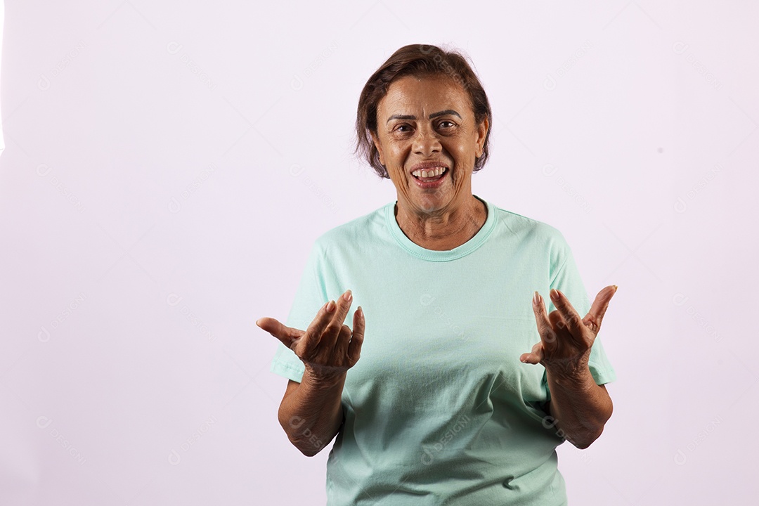 Mulher idosa morena sobre fundo isolado