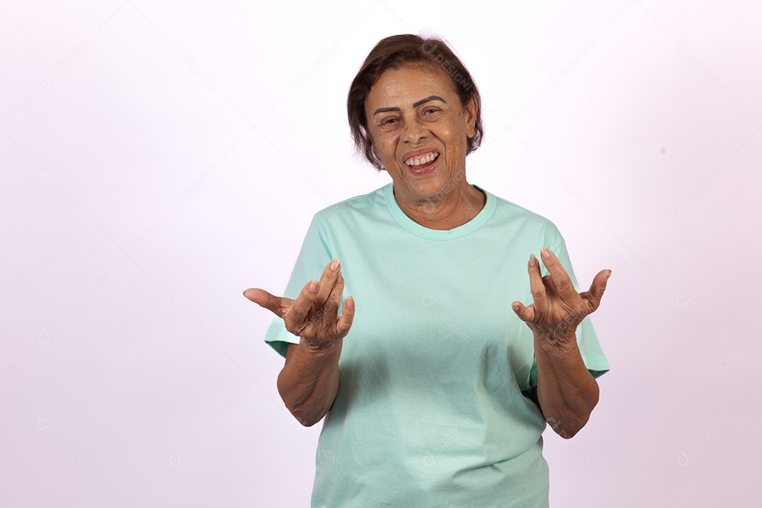 Mulher idosa morena sobre fundo isolado