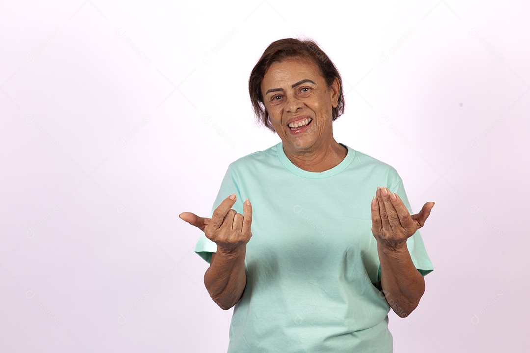 Mulher idosa morena sobre fundo isolado