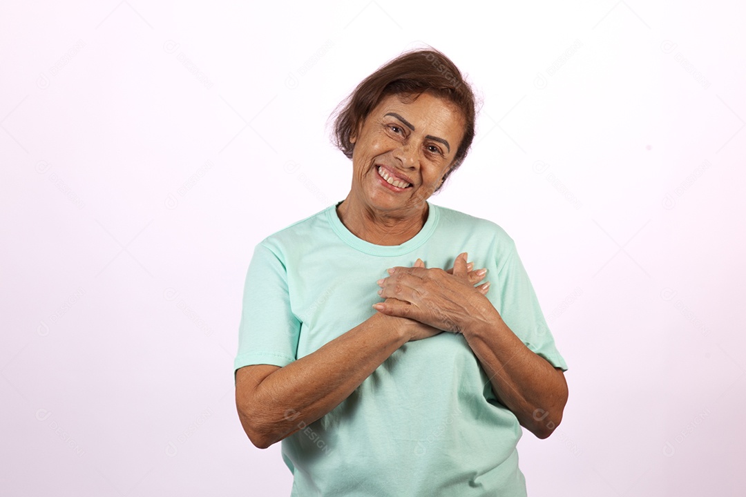 Mulher idosa morena sobre fundo isolado