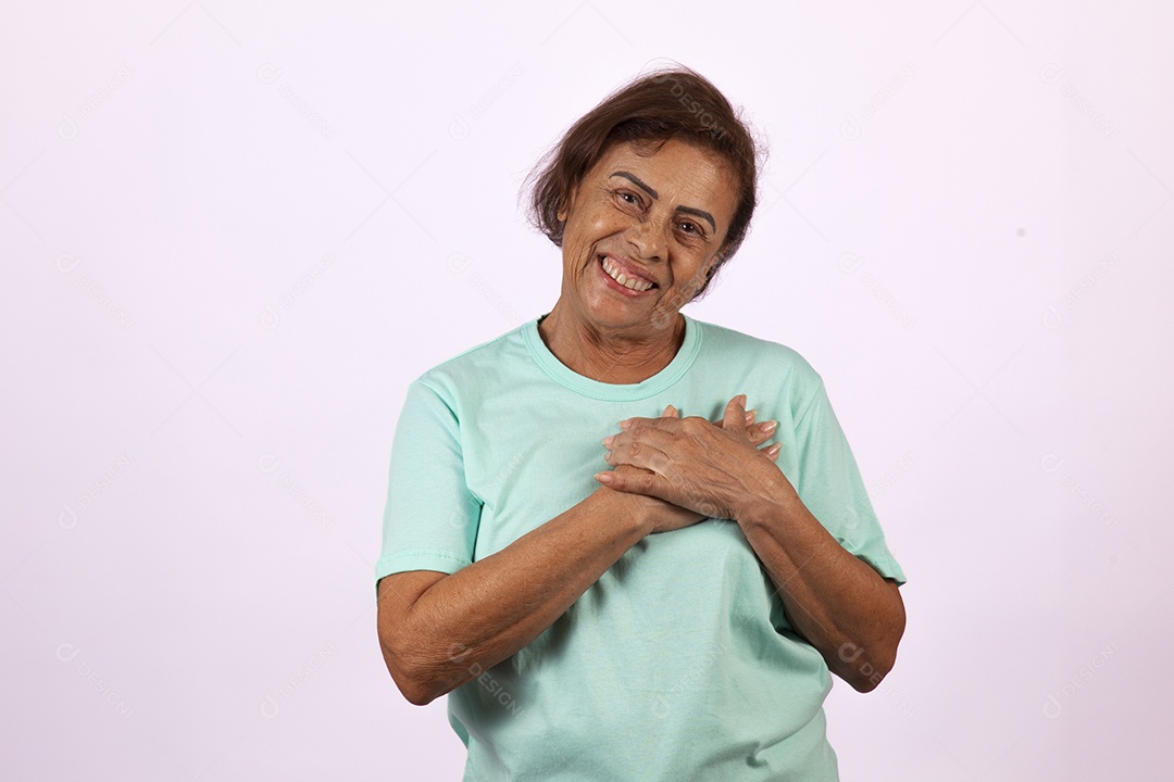 Mulher idosa morena sobre fundo isolado