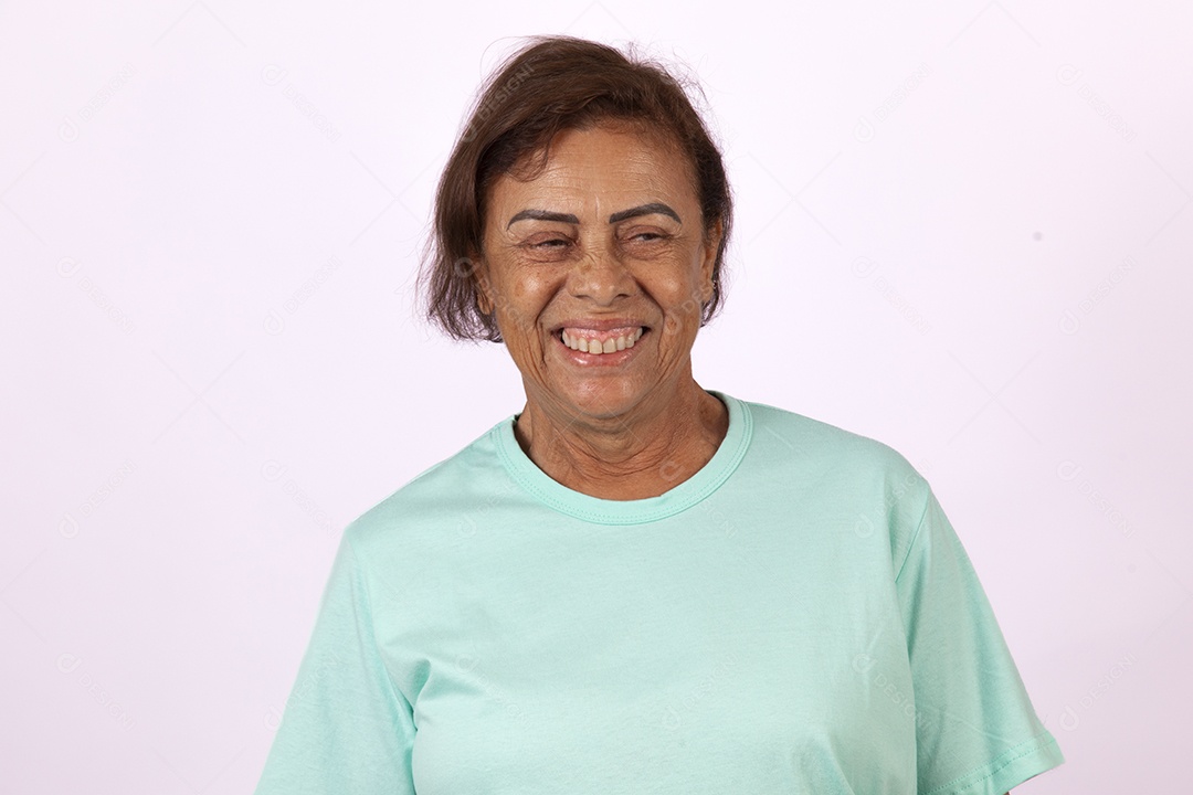 Mulher idosa morena sobre fundo isolado