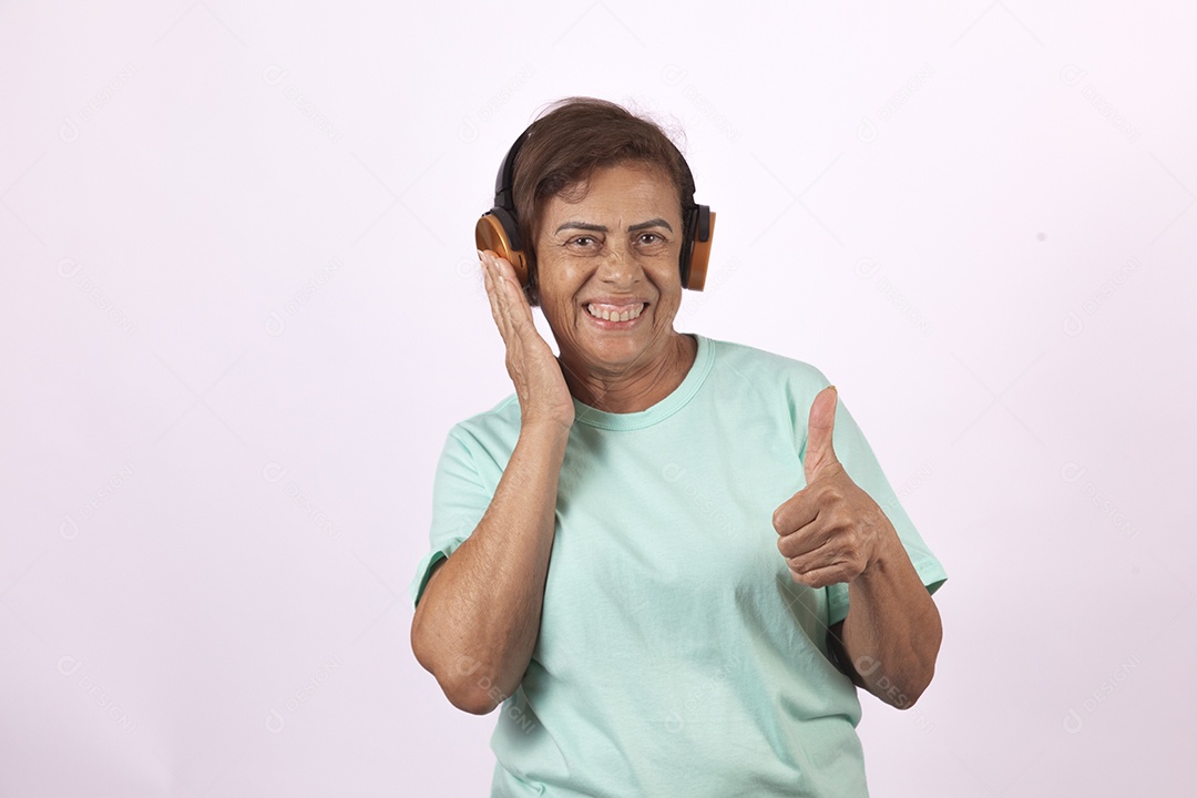 Mulher idosa morena usando fones de ouvido sobre fundo isolado