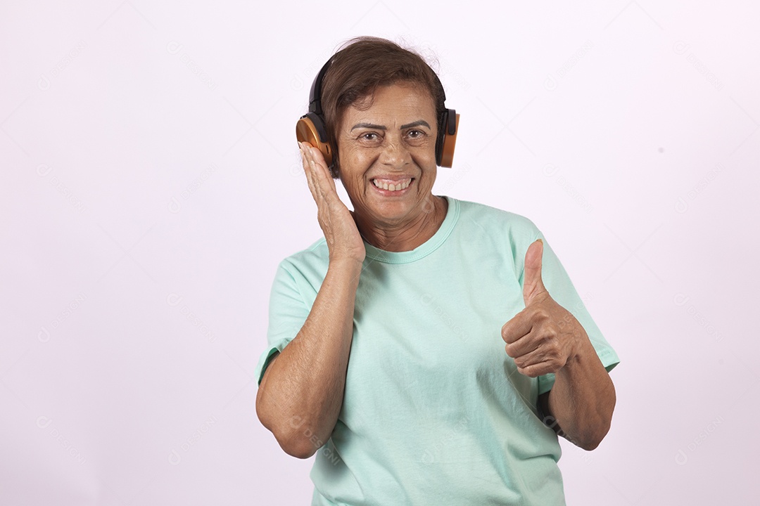 Mulher idosa morena usando fones de ouvido sobre fundo isolado