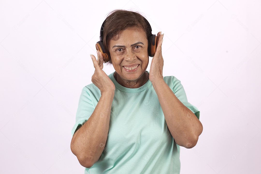 Mulher idosa morena usando fones de ouvido sobre fundo isolado