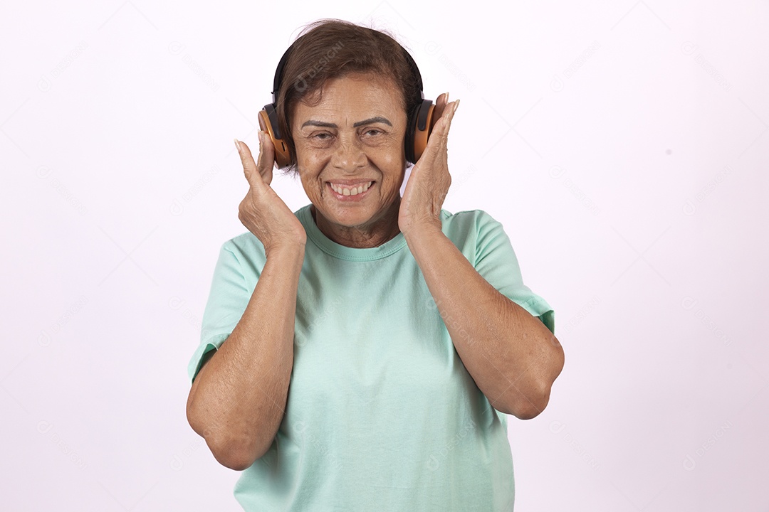 Mulher idosa morena usando fones de ouvido sobre fundo isolado