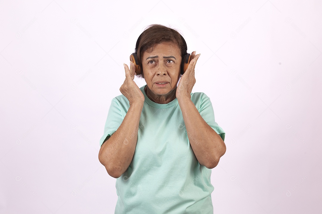 Mulher idosa morena usando fones de ouvido sobre fundo isolado