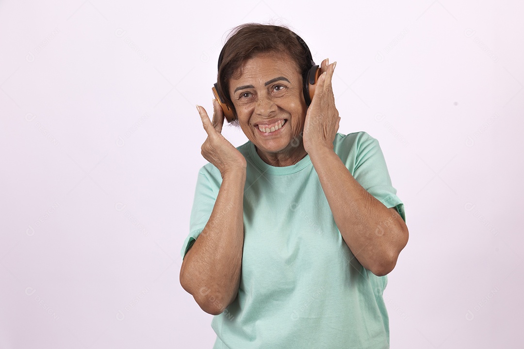 Mulher idosa morena usando fones de ouvido sobre fundo isolado