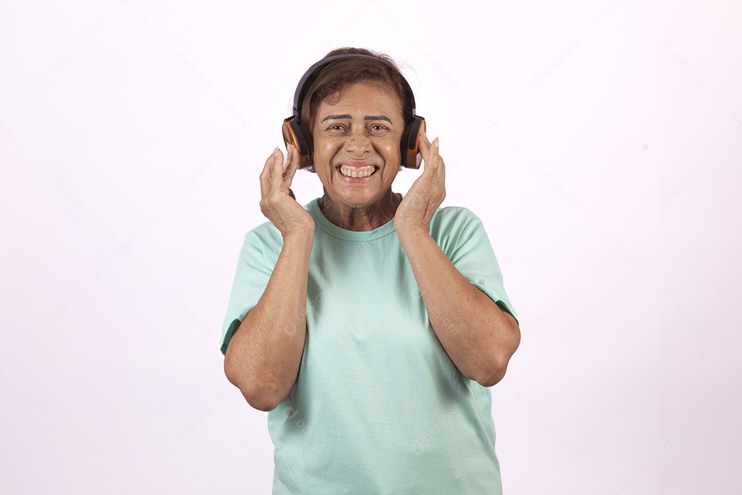 Mulher idosa morena usando fones de ouvido sobre fundo isolado