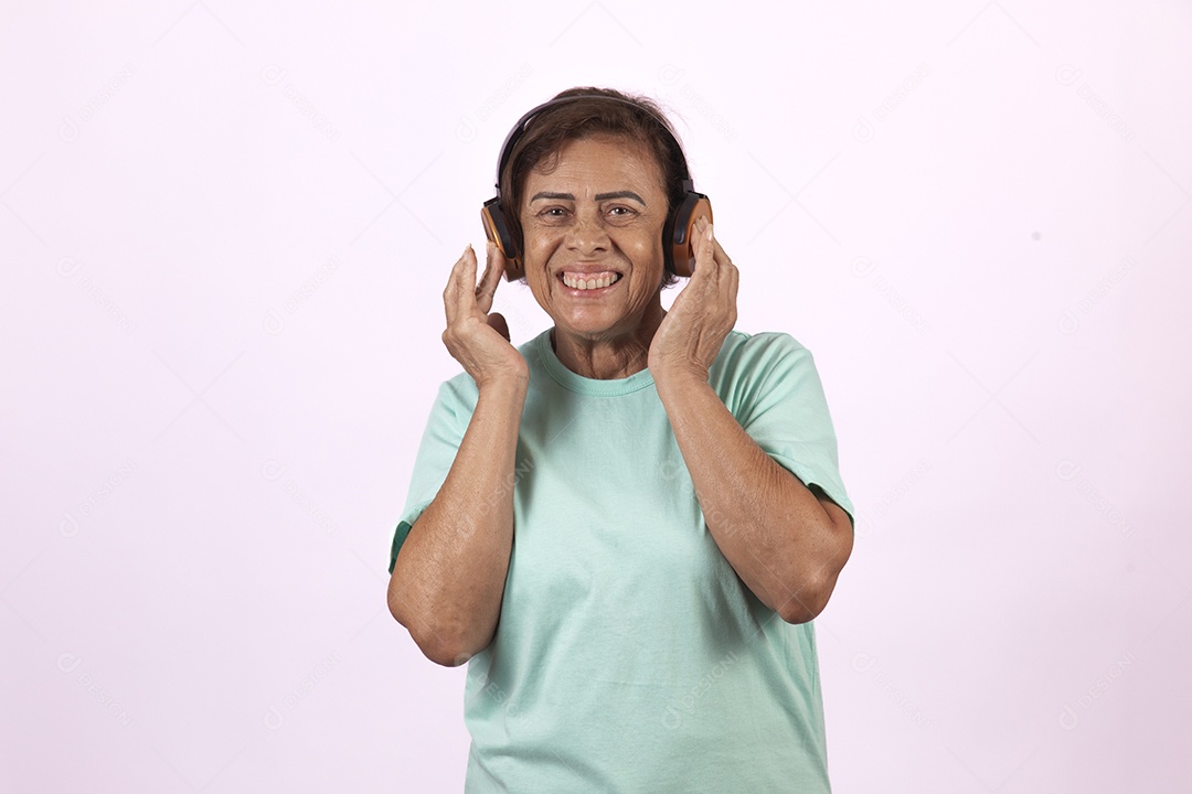 Mulher idosa morena segurando celular smartphone sobre fundo isolado