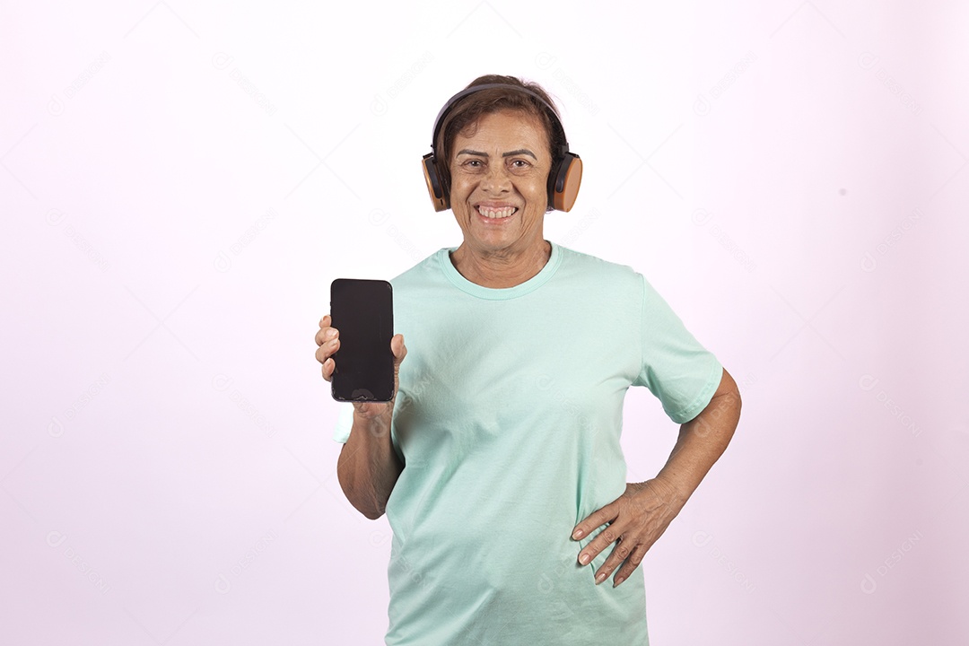 Mulher idosa morena segurando celular smartphone sobre fundo isolado