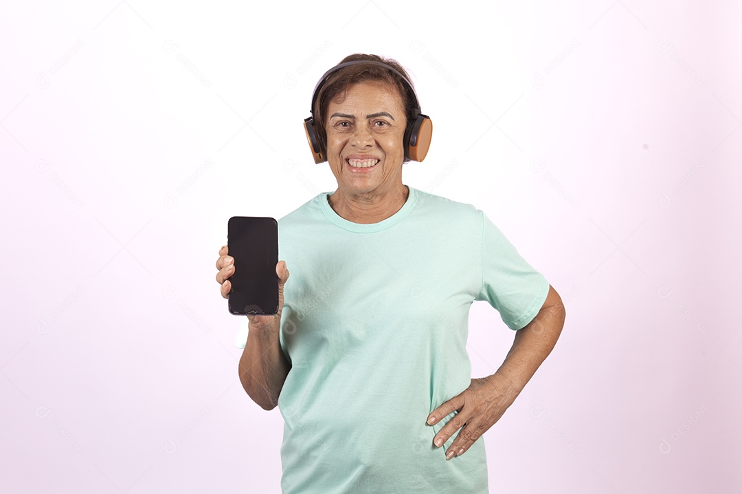 Mulher idosa morena segurando celular smartphone sobre fundo isolado