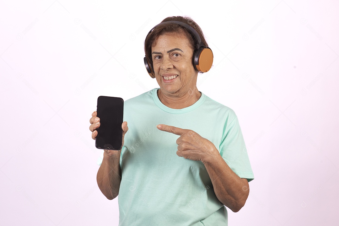 Mulher idosa morena segurando celular smartphone sobre fundo isolado