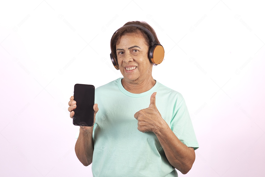 Mulher idosa morena segurando celular smartphone sobre fundo isolado