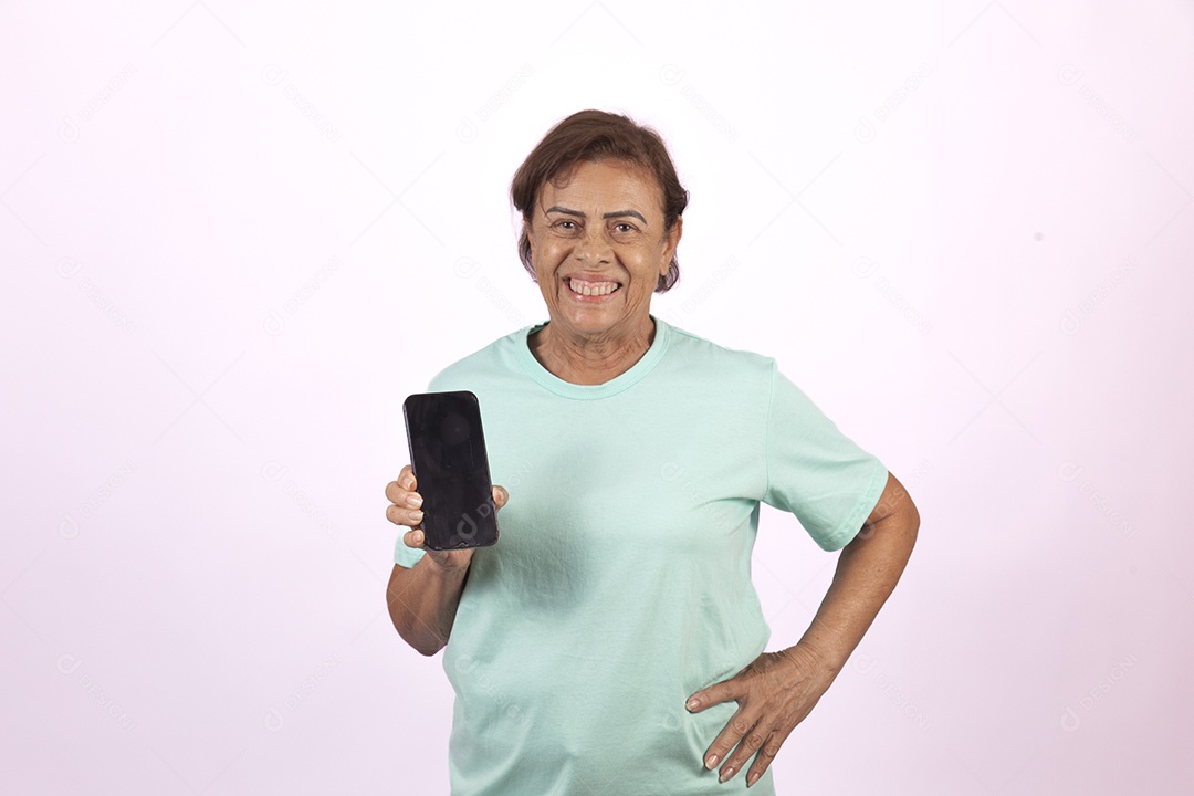 Mulher idosa morena segurando celular smartphone sobre fundo isolado