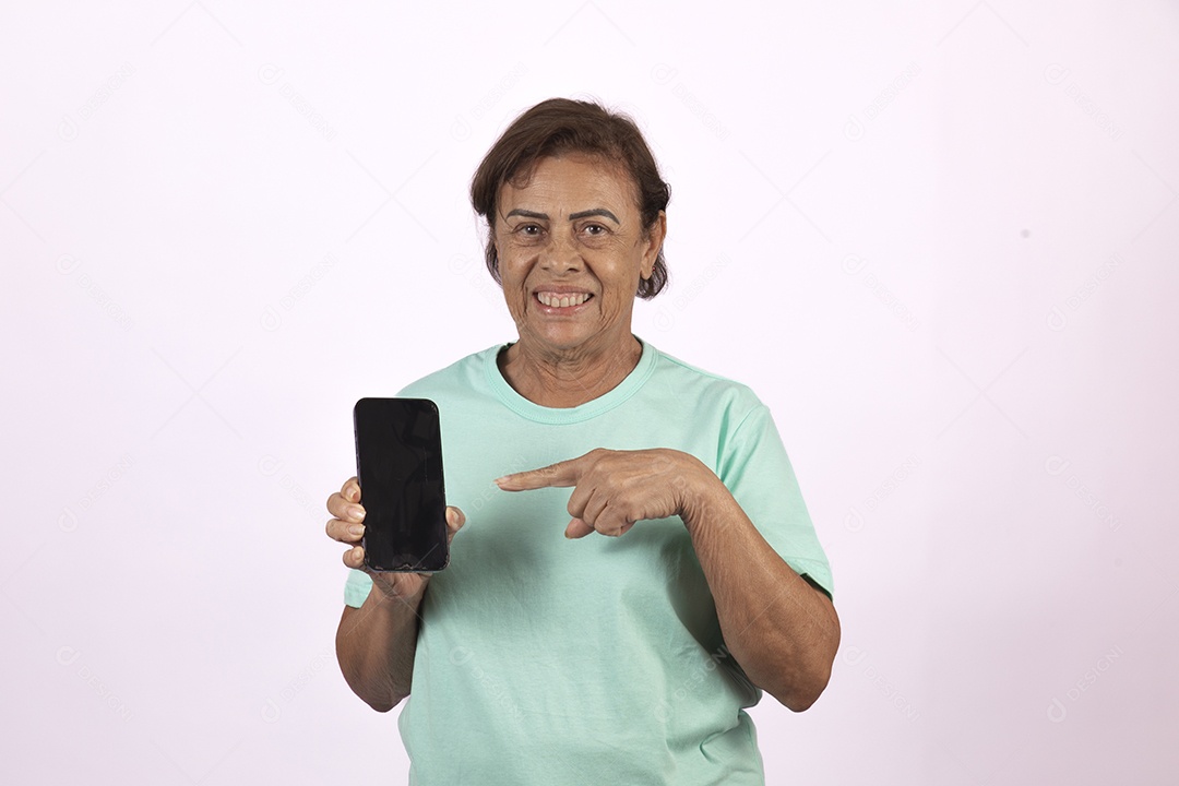 Mulher idosa morena segurando celular smartphone sobre fundo isolado