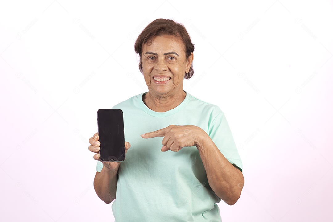 Mulher idosa morena segurando celular smartphone sobre fundo isolado