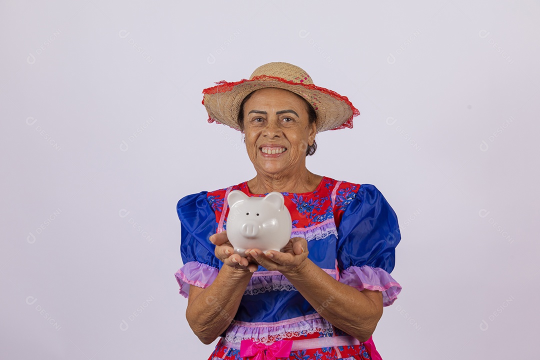 Mulher jovem fantasiada celebrando festas juninas segurando cofrinho