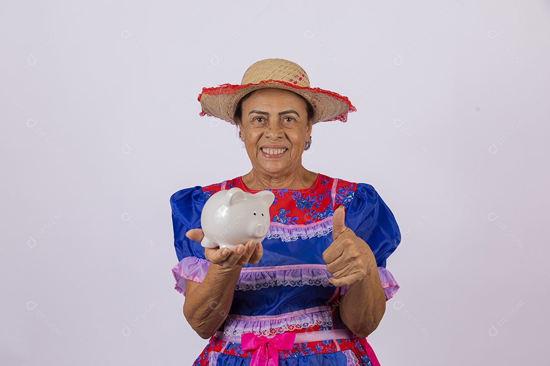 Mulher jovem fantasiada celebrando festas juninas segurando cofrinho