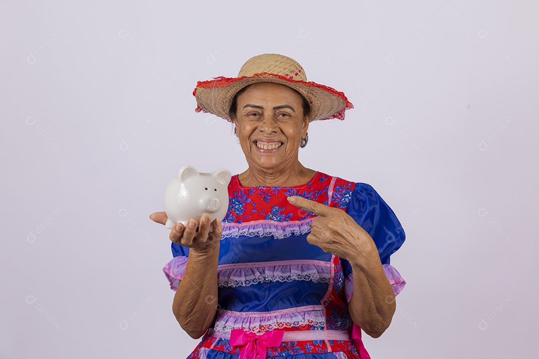 Mulher jovem fantasiada celebrando festas juninas segurando cofrinho