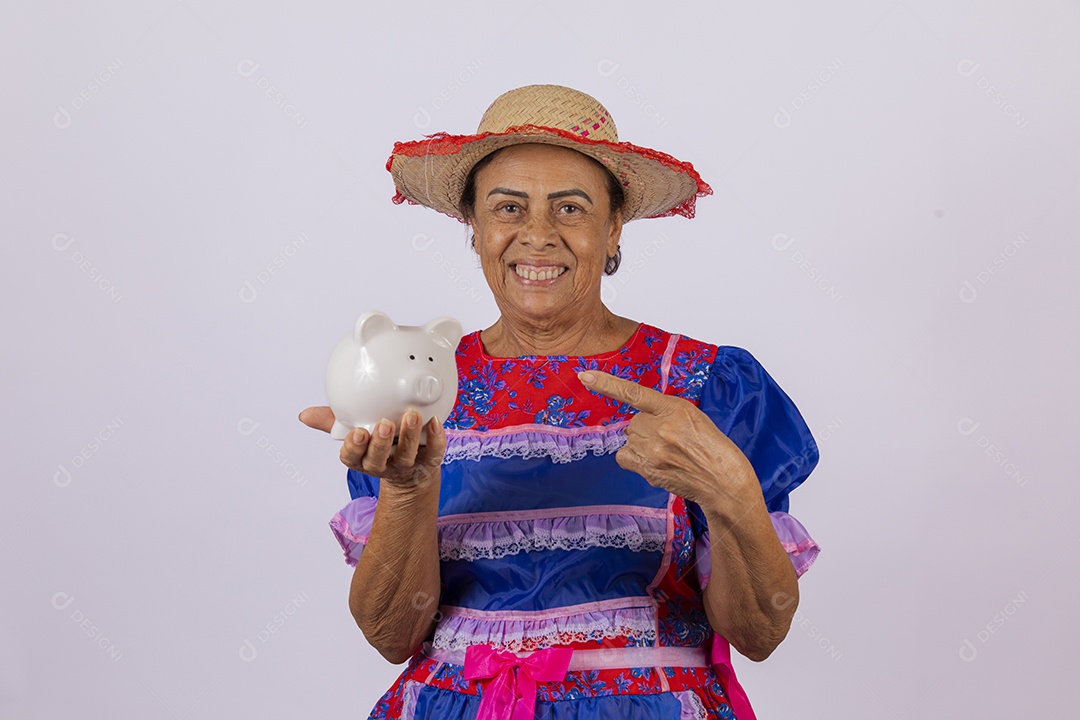 Mulher jovem fantasiada celebrando festas juninas segurando cofrinho