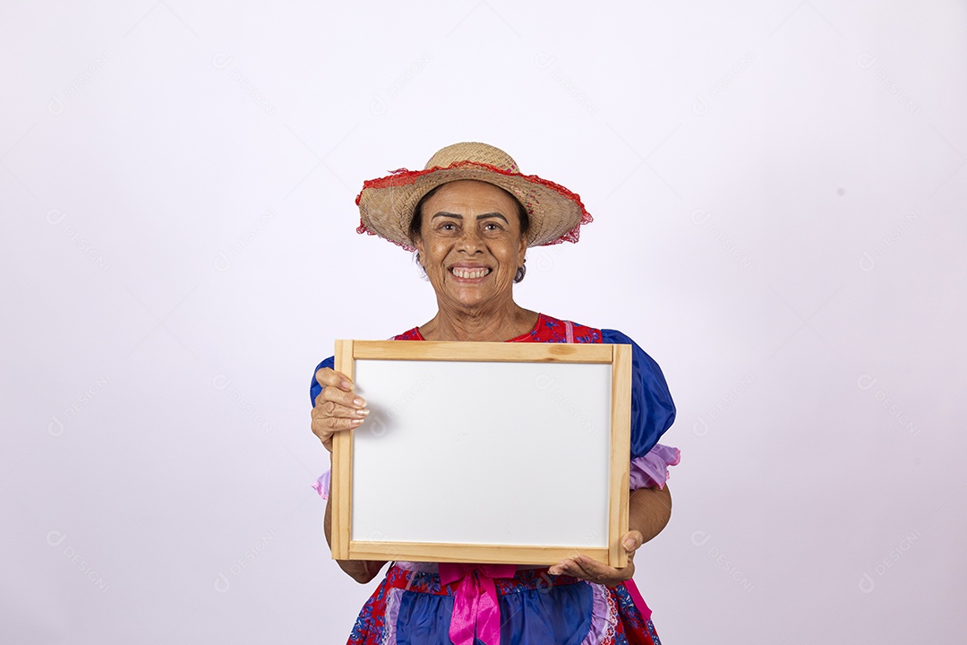 Mulher jovem fantasiada celebrando festas juninas segurando quadro branco