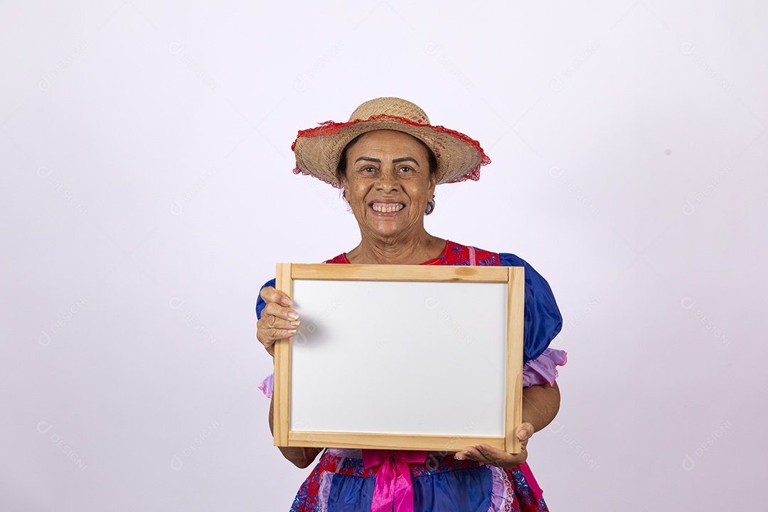 Mulher jovem fantasiada celebrando festas juninas segurando quadro branco