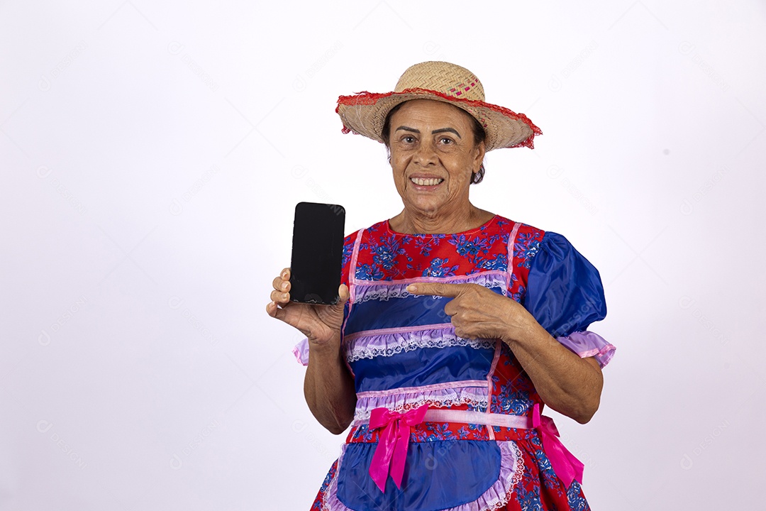 Mulher jovem fantasiada celebrando festas juninas segurando celular smartphone