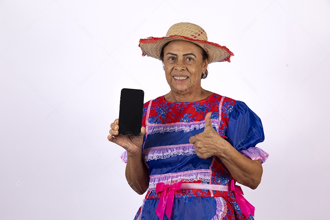 Mulher jovem fantasiada celebrando festas juninas segurando celular smartphone