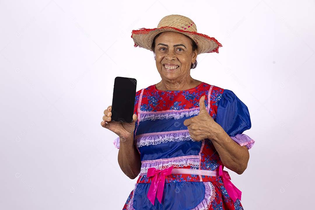 Mulher jovem fantasiada celebrando festas juninas segurando celular smartphone