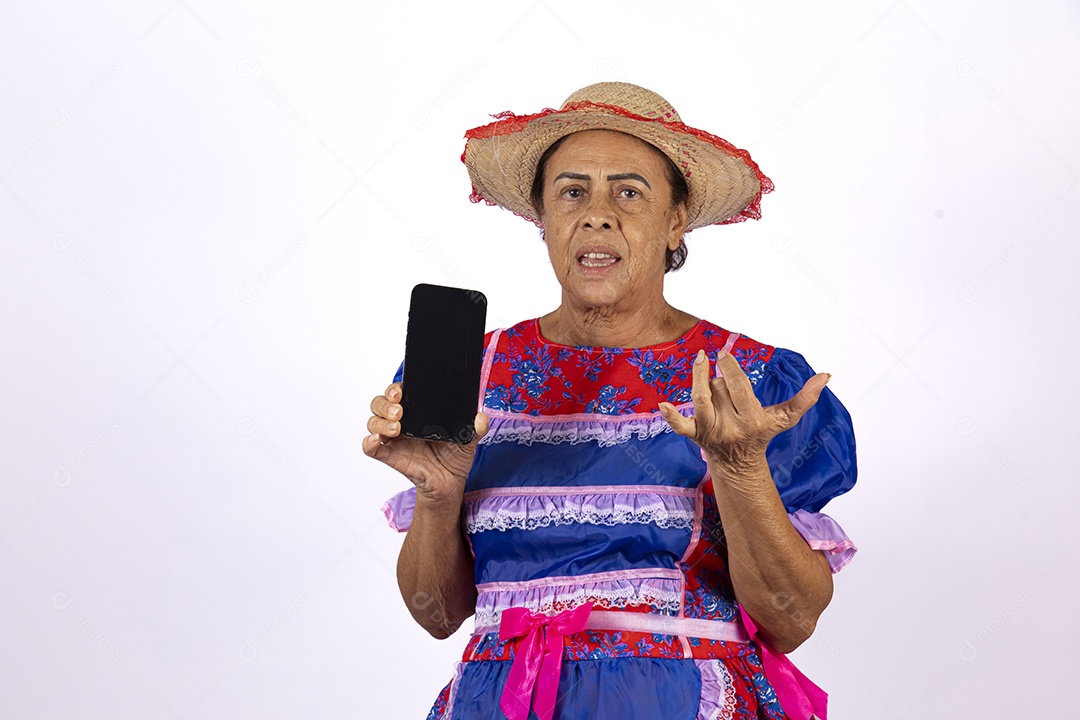 Mulher jovem fantasiada celebrando festas juninas segurando celular smartphone