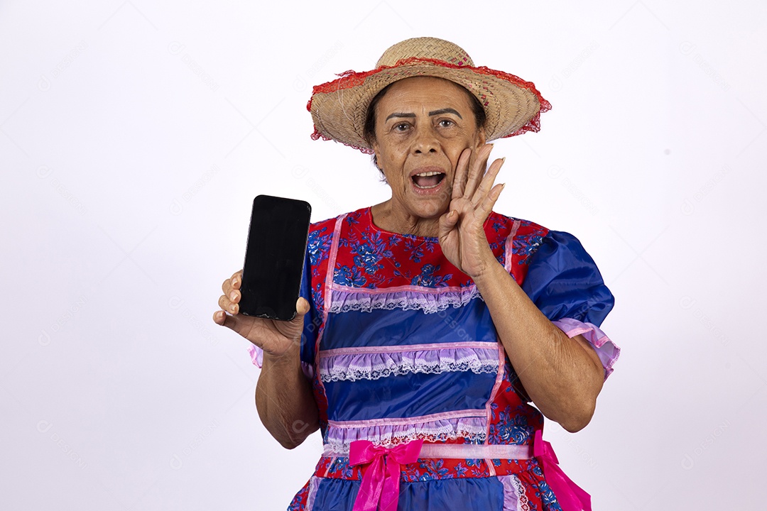 Mulher jovem fantasiada celebrando festas juninas segurando celular smartphone