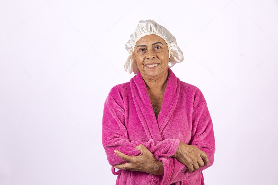 Mulher idosa usando touca e roupão sobre fundo isolado
