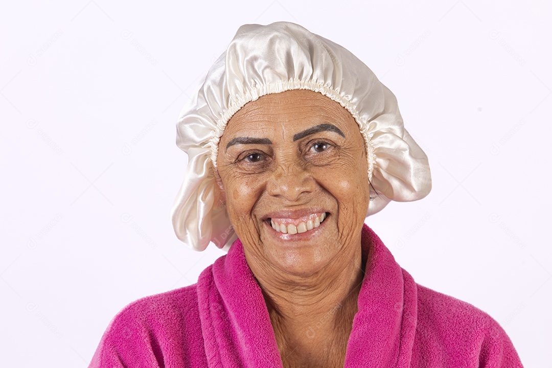 Mulher idosa usando touca e roupão sobre fundo isolado