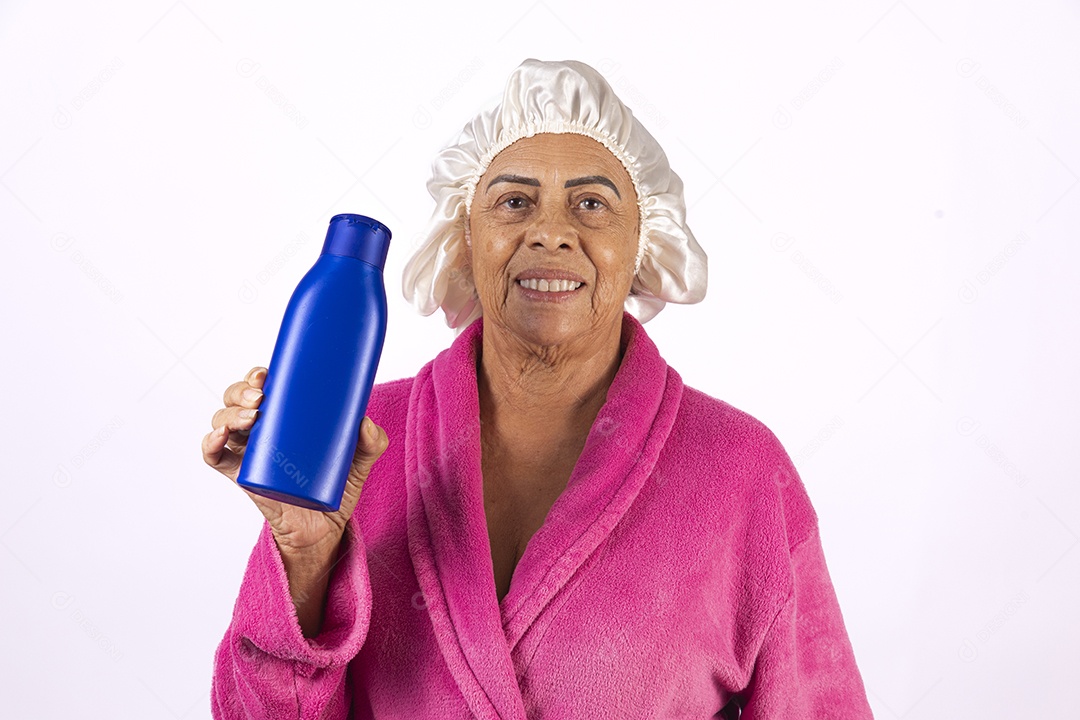 Mulher idosa usando touca e roupão sobre fundo isolado