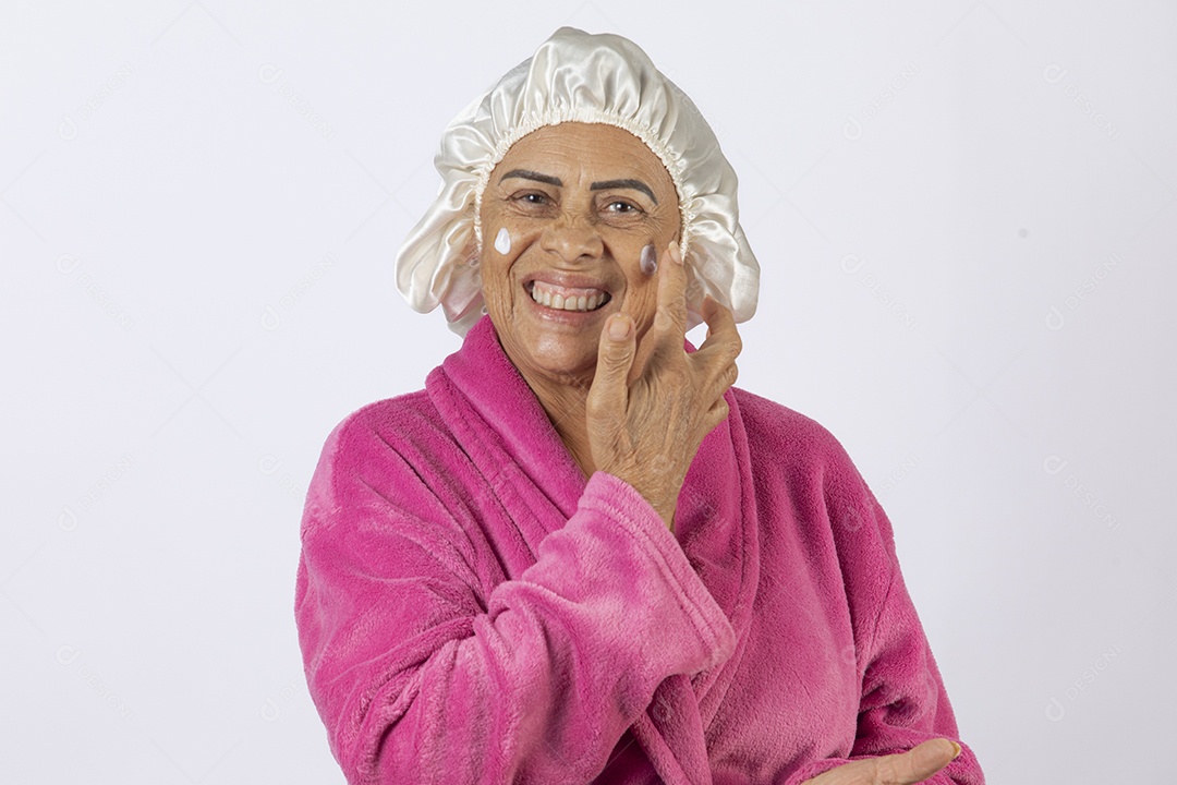 Mulher idosa usando touca e roupão sobre fundo isolado