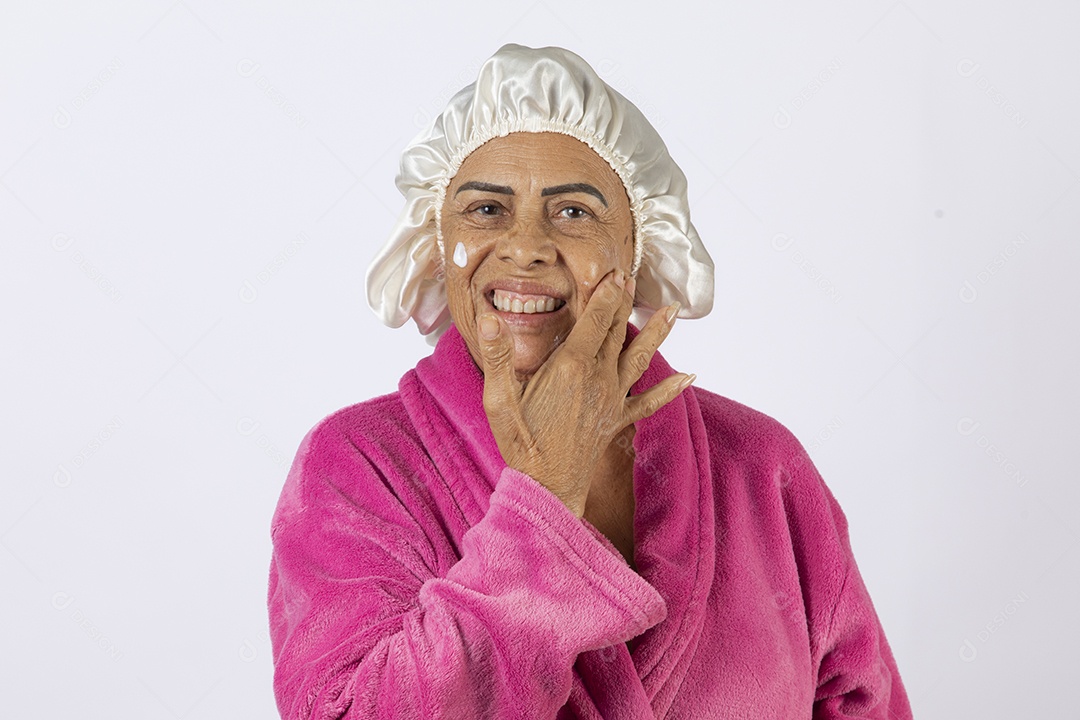 Mulher idosa usando touca e roupão sobre fundo isolado