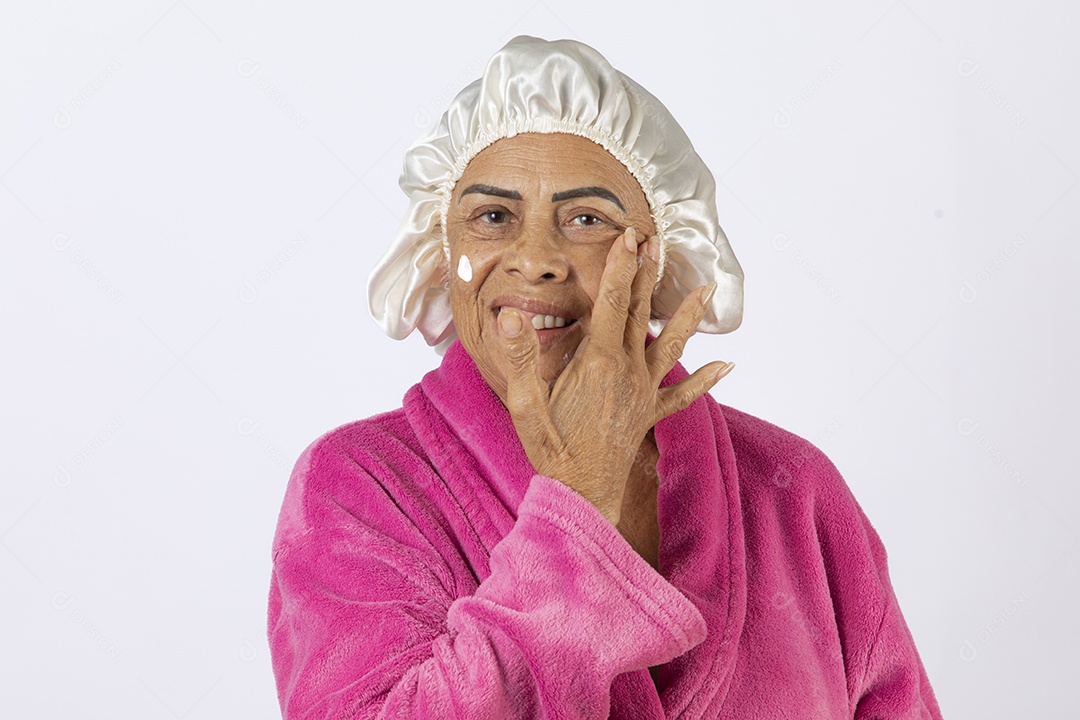 Mulher idosa usando touca e roupão sobre fundo isolado