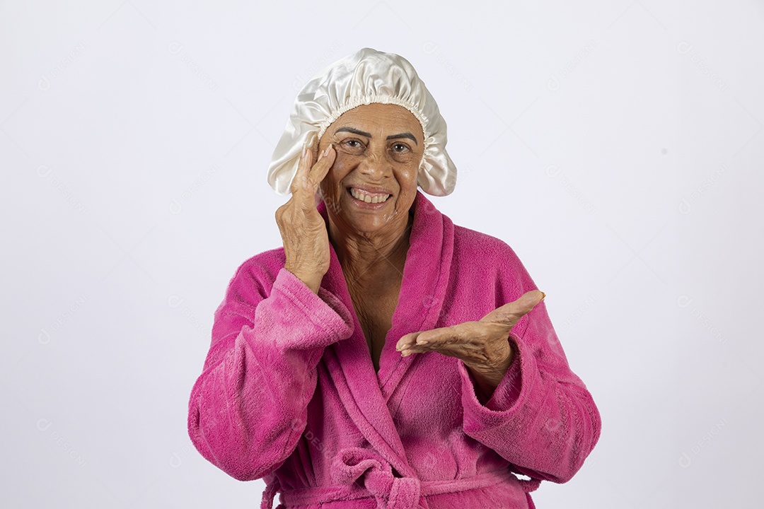 Mulher idosa usando touca e roupão sobre fundo isolado