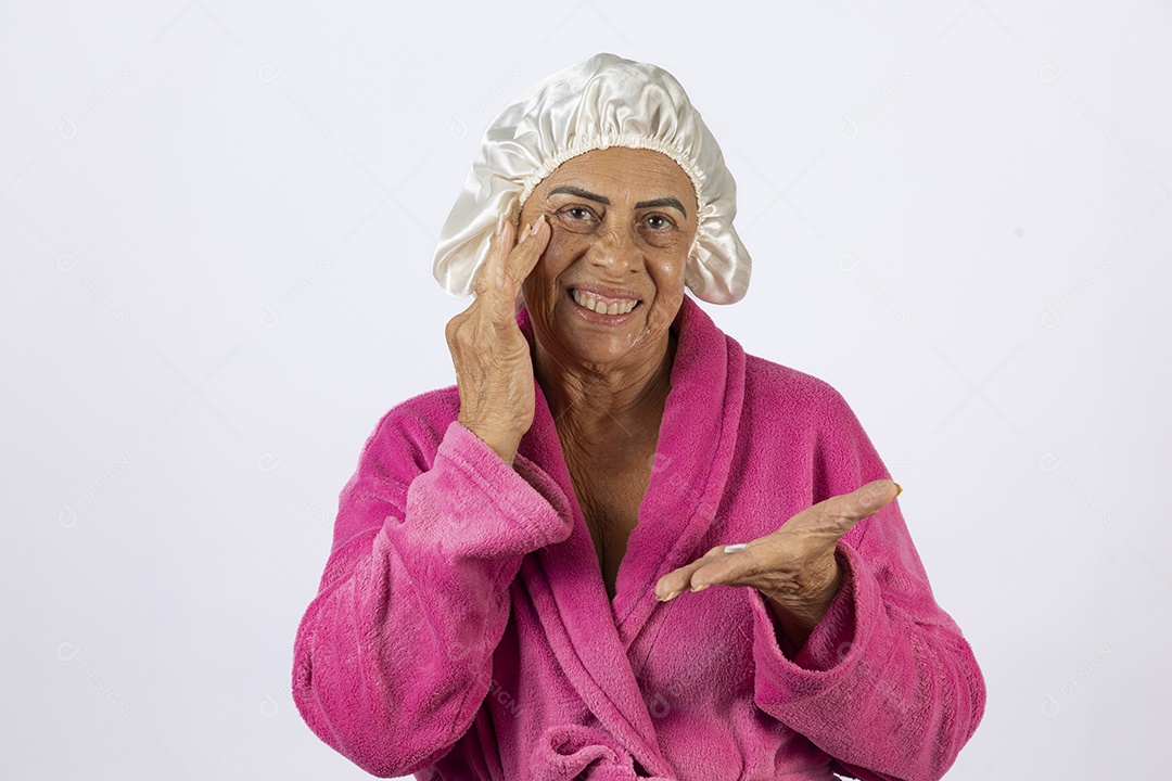 Mulher idosa usando touca sobre fundo isolado