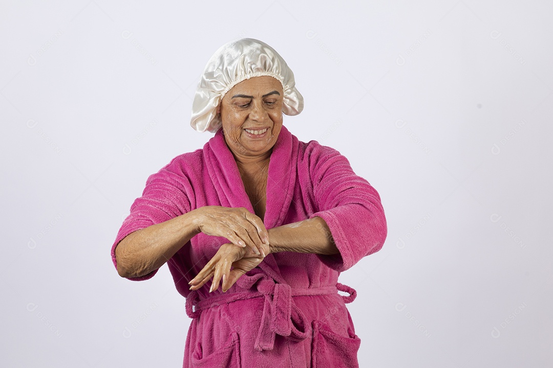 Mulher idosa usando touca e roupão sobre fundo isolado