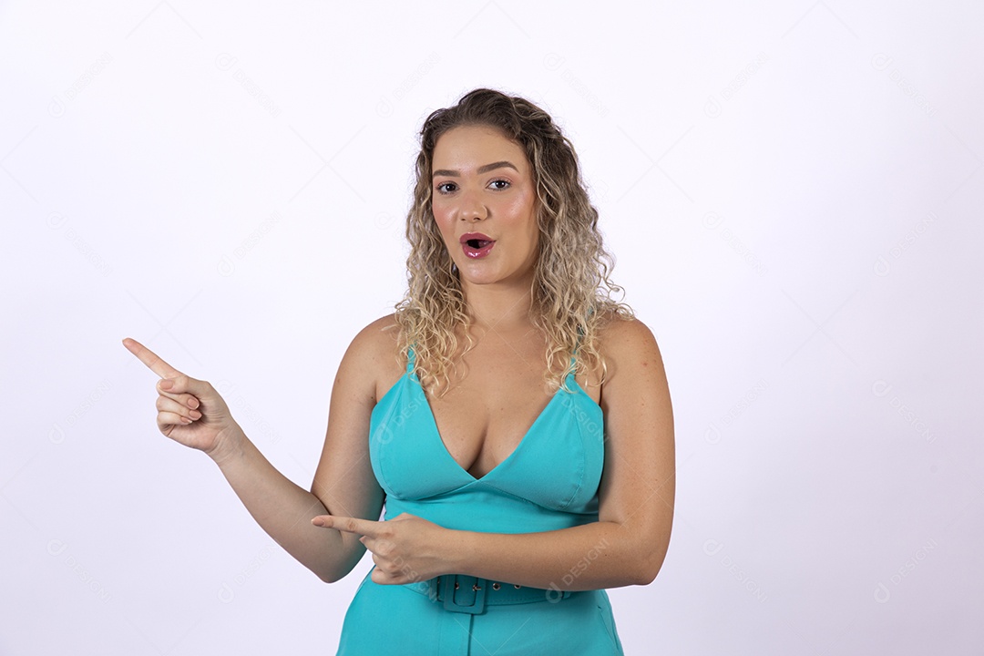 Linda mulher jovem loira sobre fundo isolado