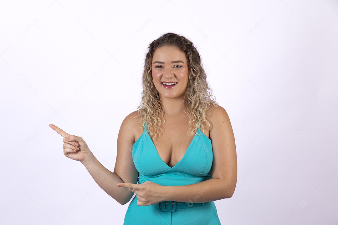 Linda mulher jovem loira sobre fundo isolado