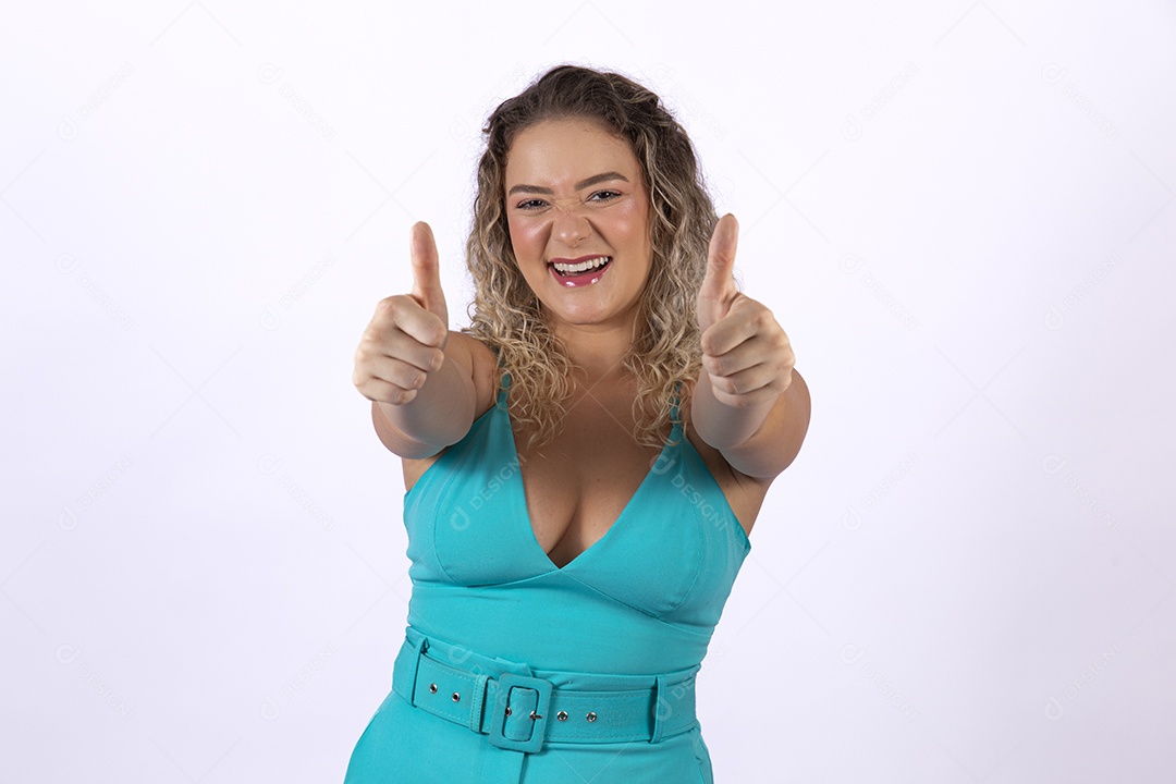 Linda mulher jovem loira sobre fundo isolado