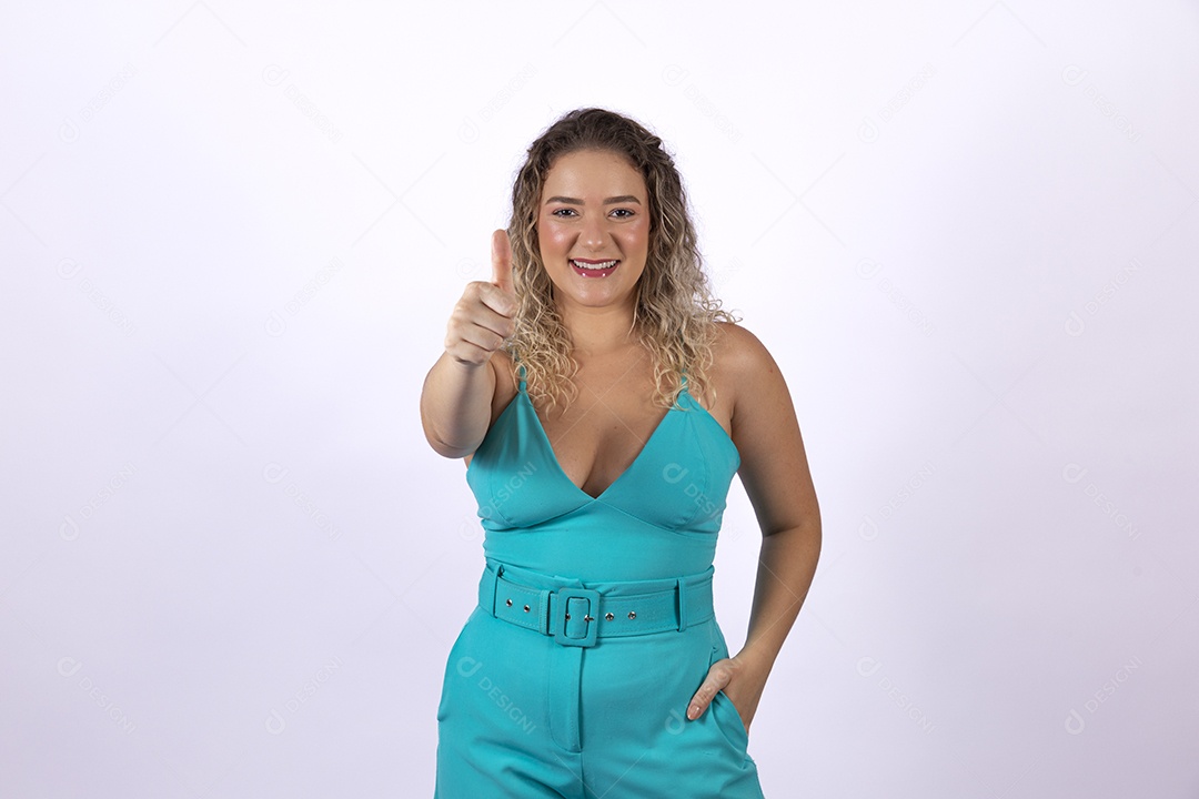 Linda mulher jovem loira sobre fundo isolado